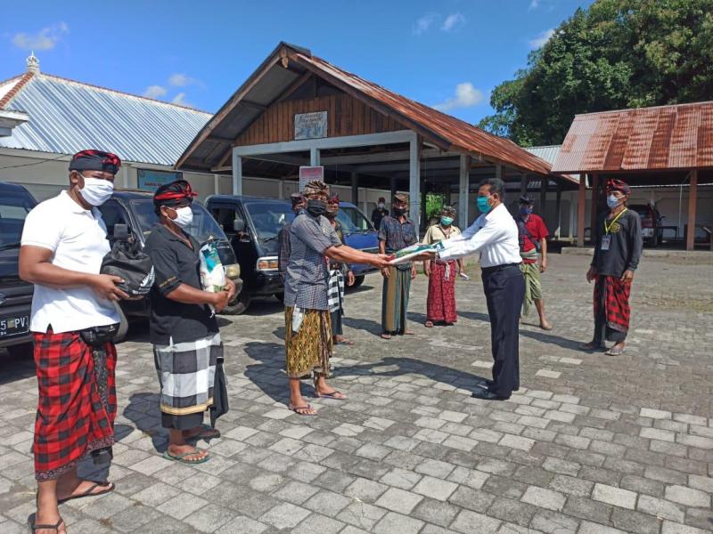 Desa Adat Bangbang Bagikan Ratusan Paket Sembako Bali Tribune